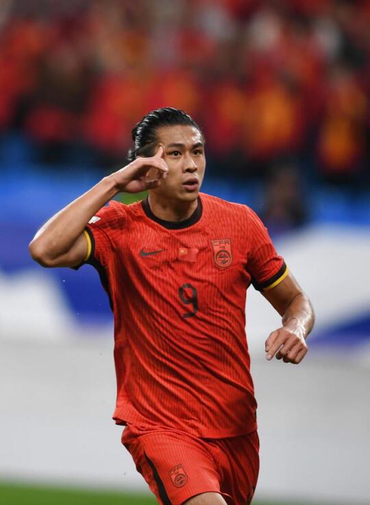 哈兰德：中国哈兰德张玉宁挑球助攻像特技