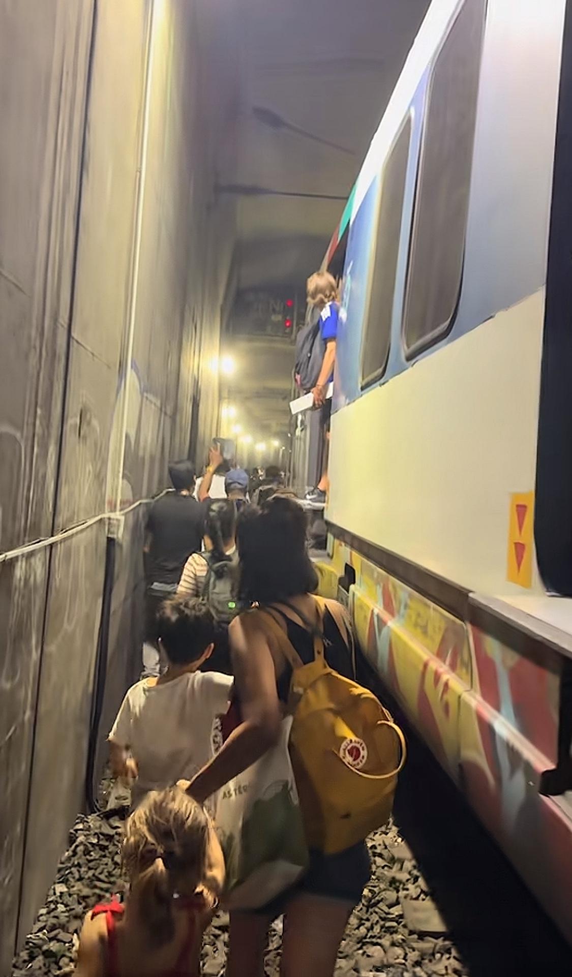 当巴黎的列车出现故障，人群里没有喧闹与责备，大家默默的下车步行向前，互不相识的人