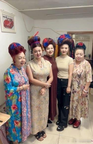#天津大姨盘头欢迎潘玮柏#看这架势，潘玮柏是来天津盘头进修了吗？五位大姨的热烈欢