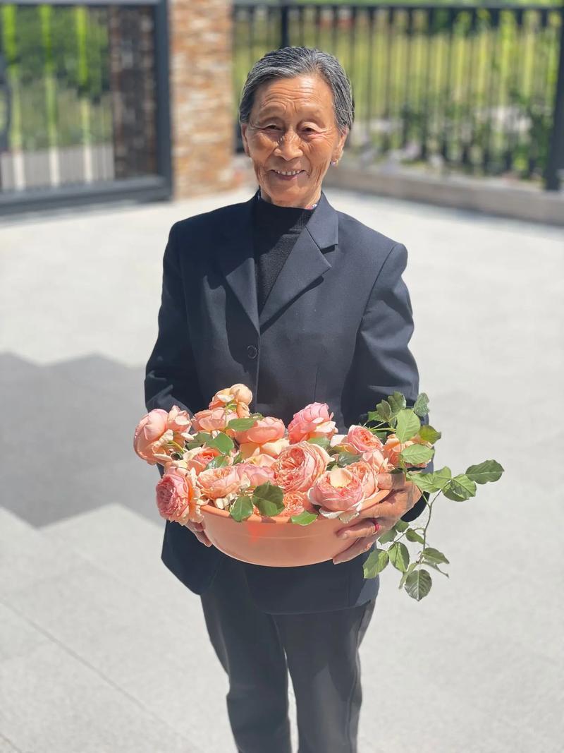 人到六七十，该大胆豁出去活了
 
咱们常听人说“人老了，折腾不动了”，可我偏觉得