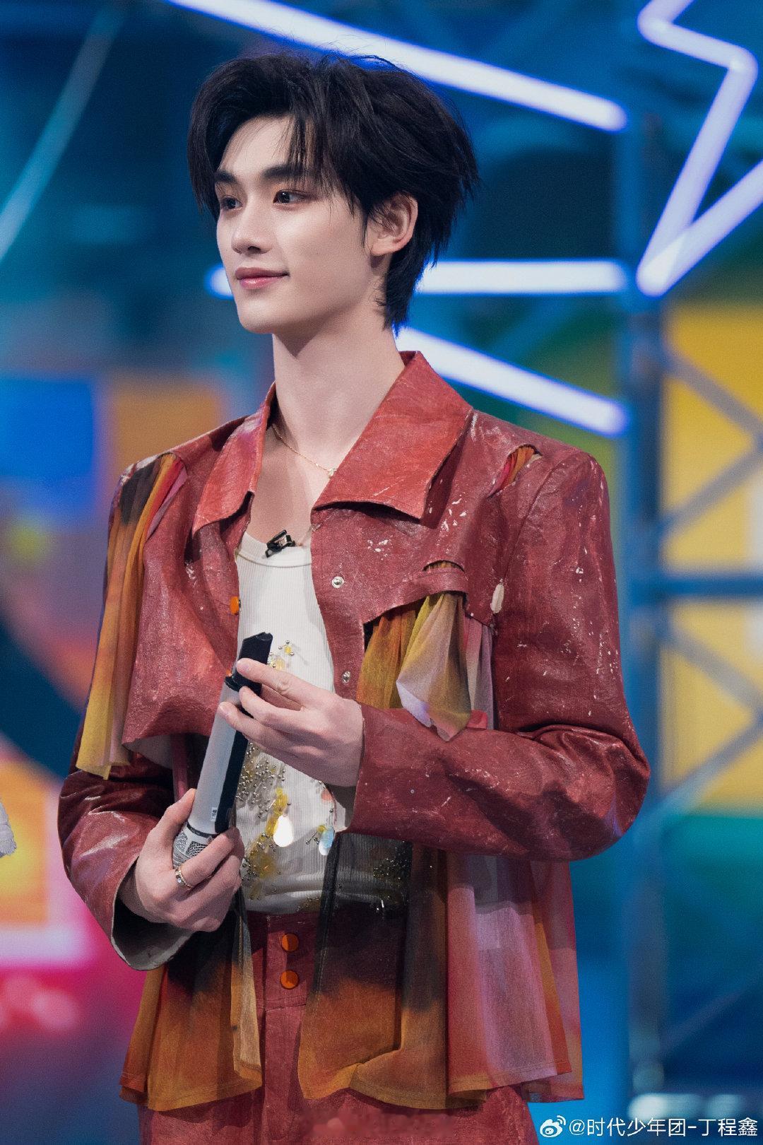 丁程鑫说今天我是门担你好星期六 门担丁程鑫已就位！音乐响起的瞬间，就是小丁随舞舞