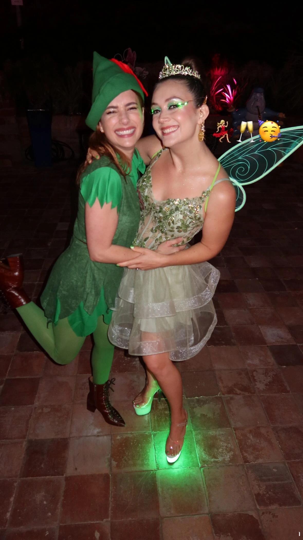 Emma Roberts艾玛罗伯茨之前参加好友Billie Lourd的主题生日