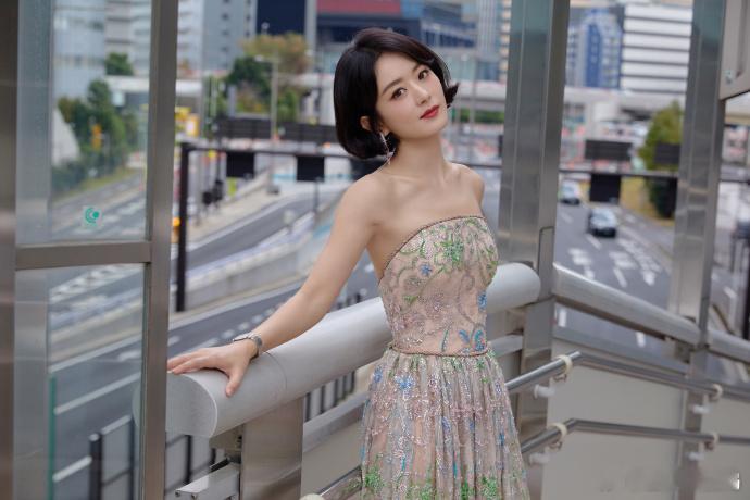 #赵丽颖高楼林立间的故事感# 赵丽颖好明媚的美！一袭闪钻长裙，真的好美，有种处于