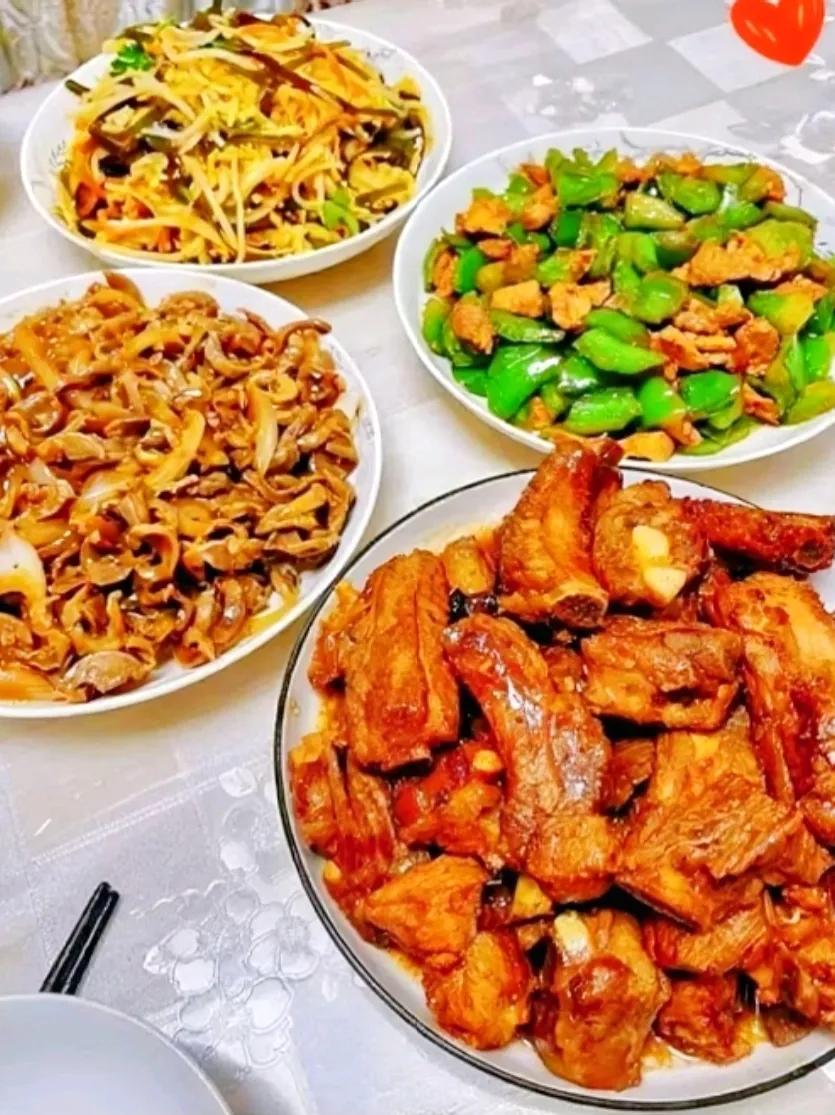 老婆说我这桌菜拿不出手，大家评评理！
 
家人们，看看我和老婆的两人晚餐，四个硬