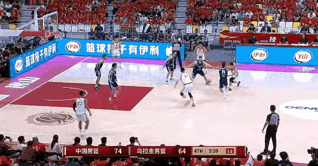 今晚中国男篮险胜乌拉圭，我想感谢一个人。
那就是主教练郭指导，不是因为他帮助球队