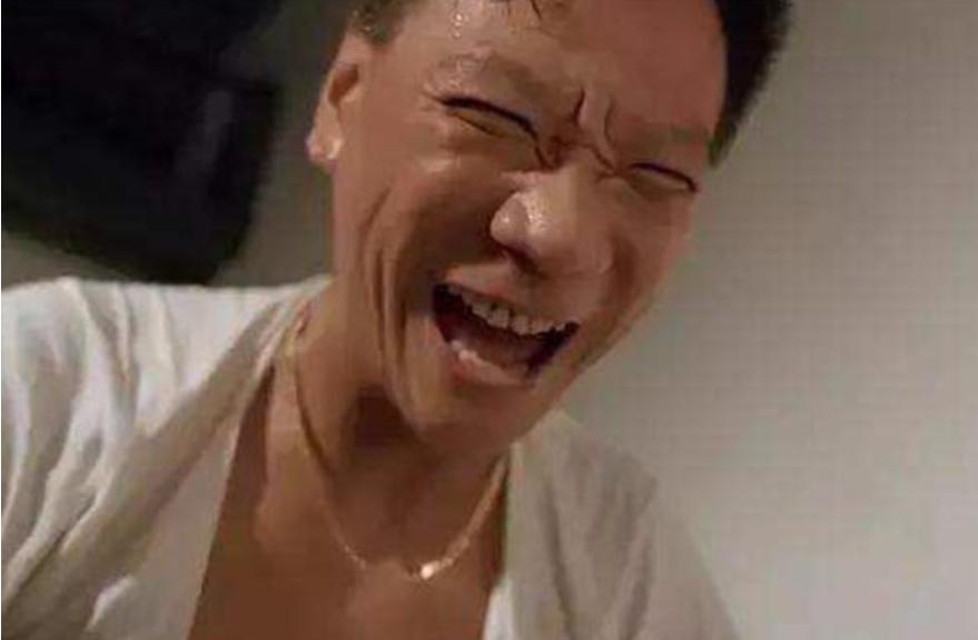 1987年，何家驹作为周润发的经纪人推荐他参演电影《监狱风云》，可没想到，导演竟