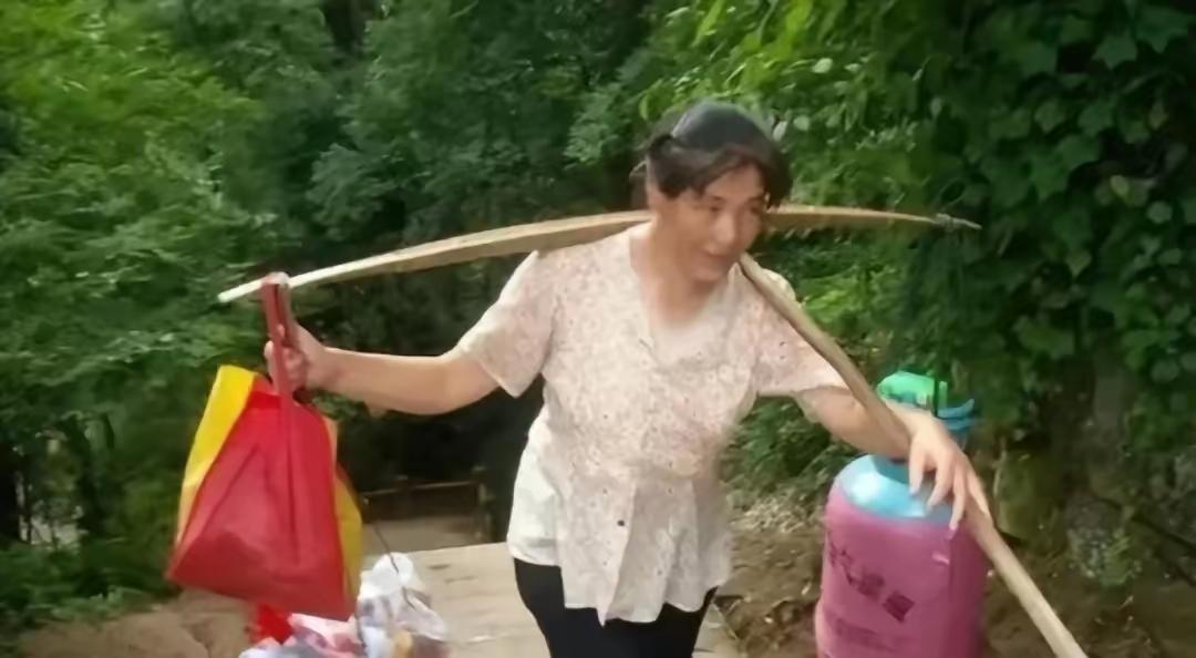 她挑断50根扁担，跪遍全村借不到一分钱，却把三个孩子“挑”进了大学。

看到这个