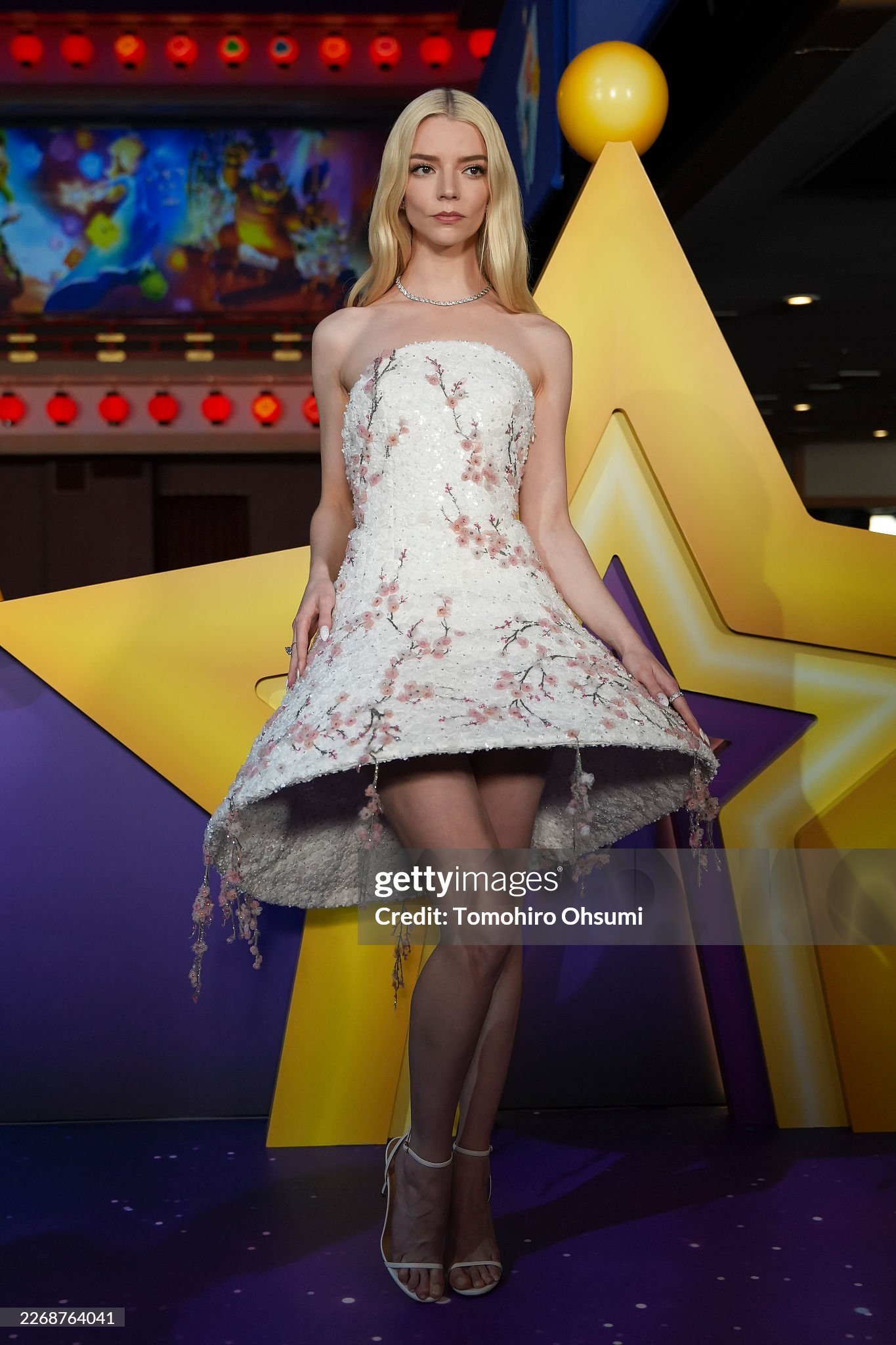 Anya Taylor-Joy  🌸🌷🌺又一套订制 Look 上身 ，Di