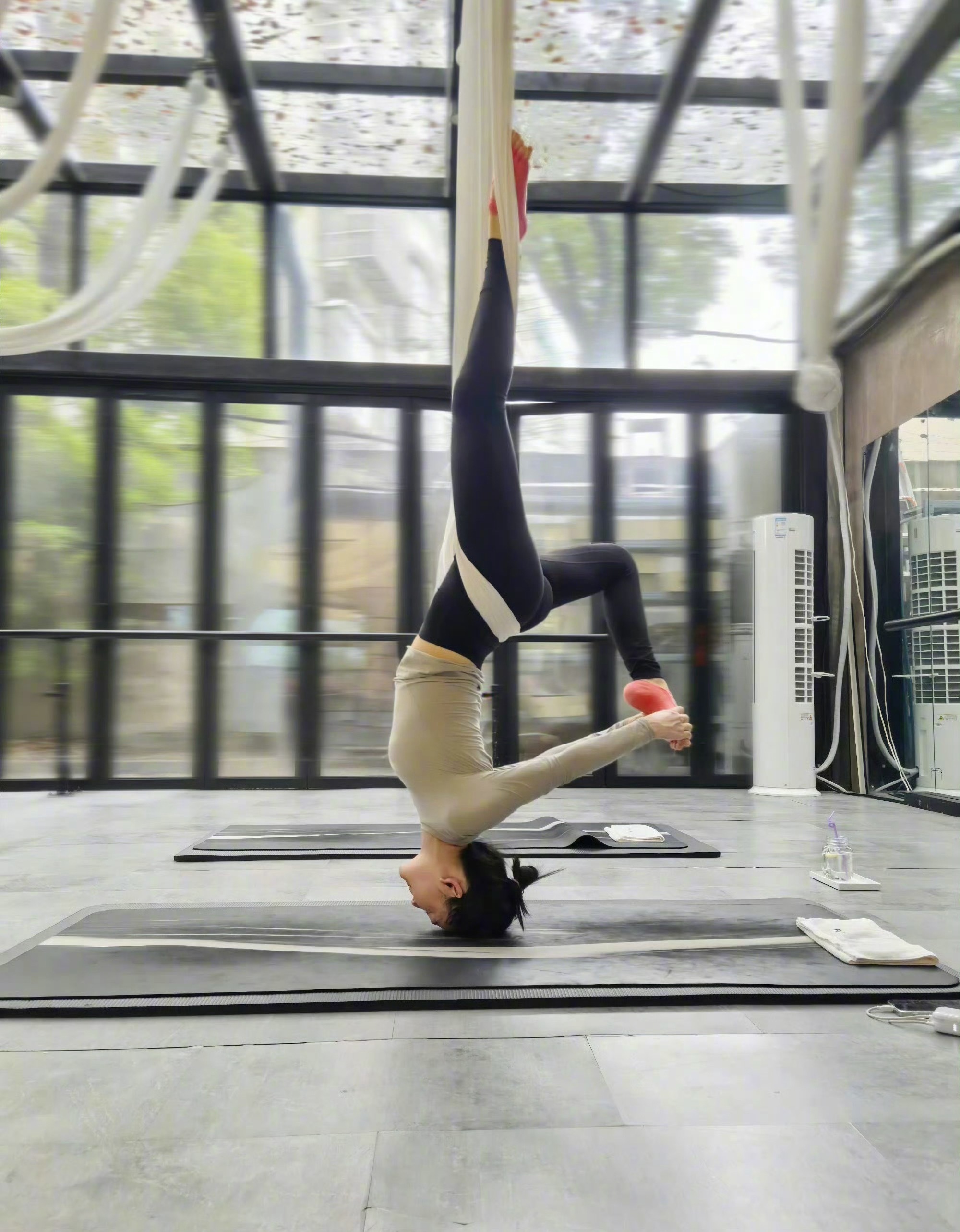 谢娜晒倒立照谢娜空中瑜伽倒立照来啦！长期坚持运动，自律状态真的绝了✨～身材管理刻