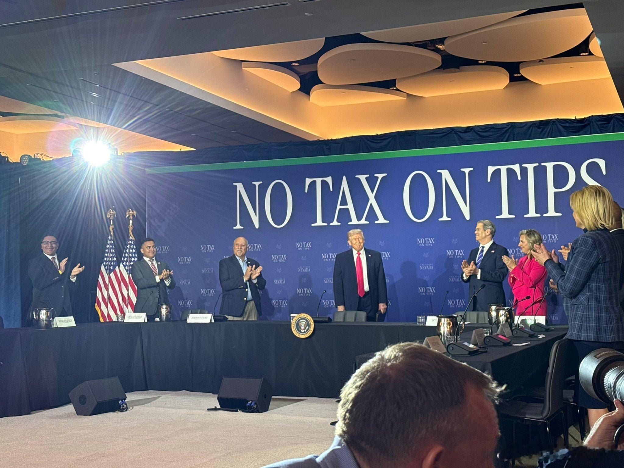 特朗普在《工薪家庭减税法案》活动现场特朗普称以黎停火后以军轰炸黎南部海外新鲜事热