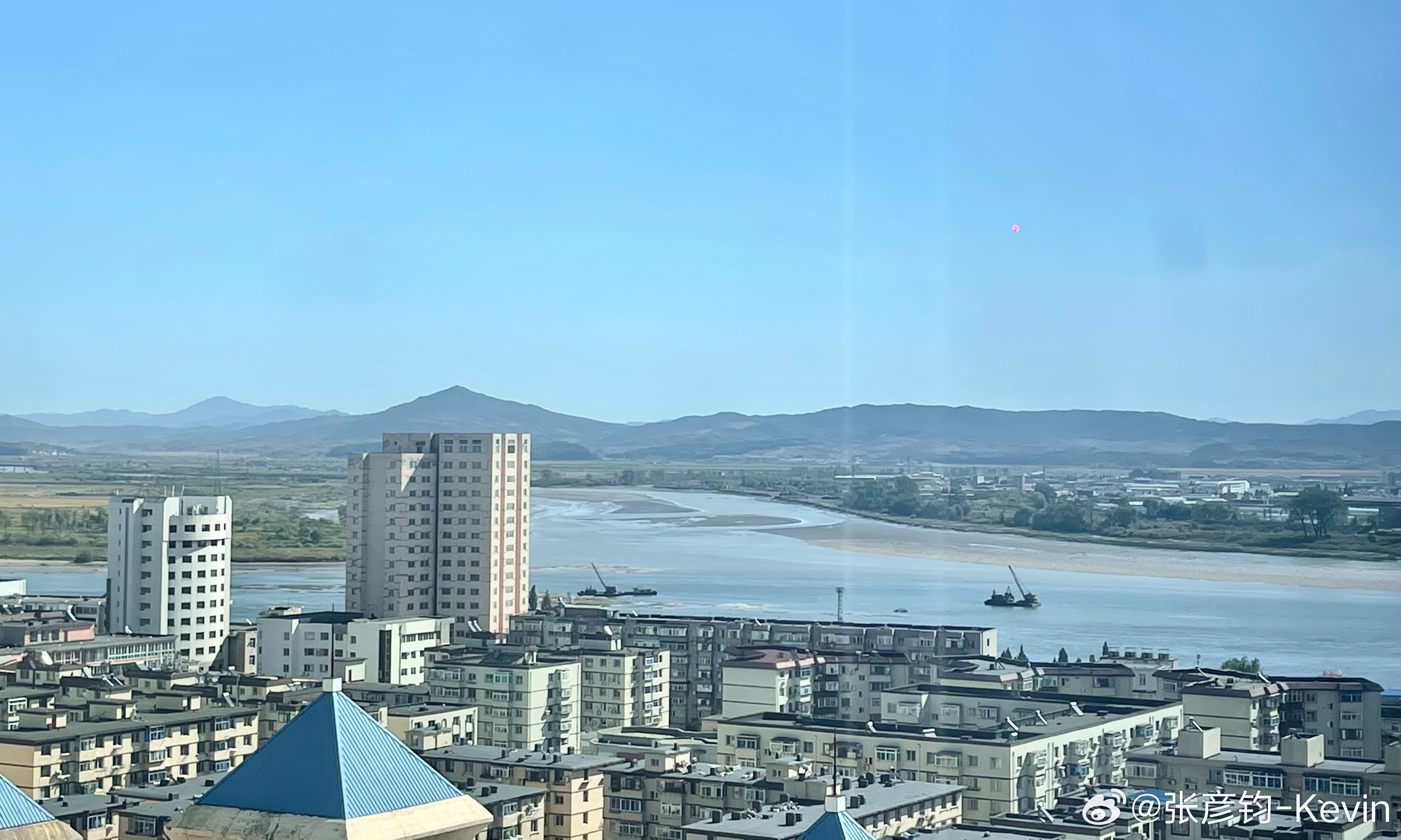 睁眼对面就是朝鲜，今天忙完准备沿着边境线走走。  ​​​