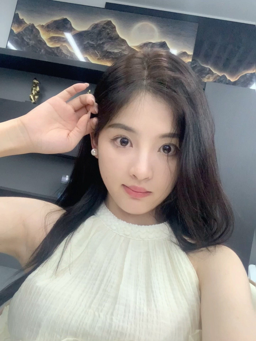 之前矫正过🦷 最近反弹了去医院看医生在弄 所以这两天张不了嘴 过几天就好了～ 