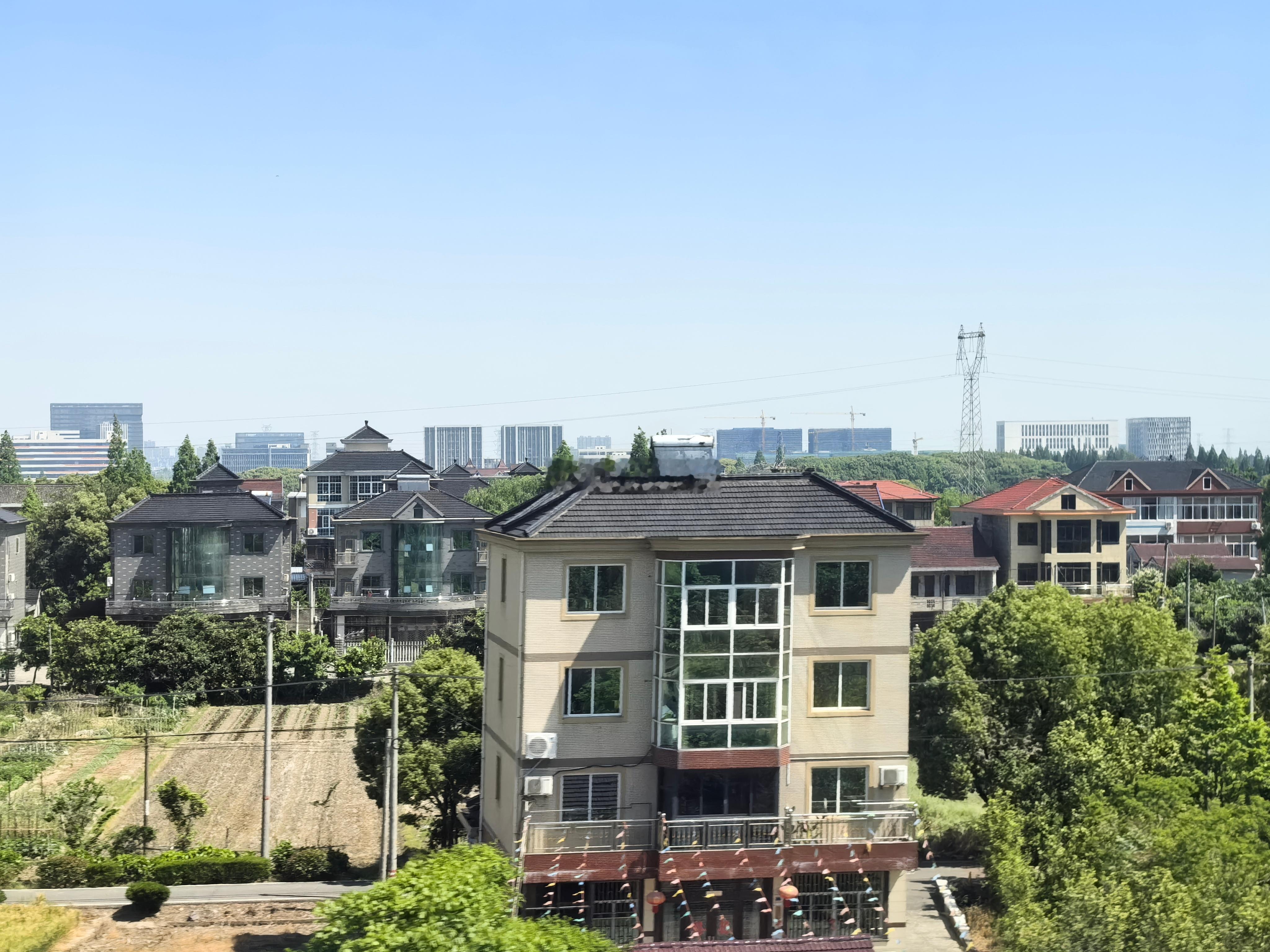 杭绍嘉高铁沿线的农村房子，太阳能挺普及。在建的高楼、小区不少。 海宁·海宁(中国