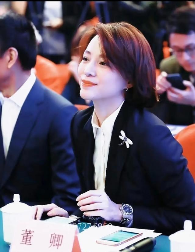 2013年，40岁的董卿执意嫁给35岁的百亿富豪密春雷，董妈妈苦苦劝阻：“闺女啊