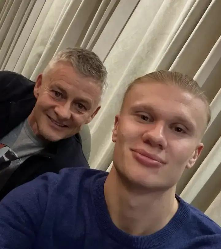 哈兰德晒了张合影，就俩字“知识”。明摆着，跟老恩师索肖碰头了。
 
老索当年在挪