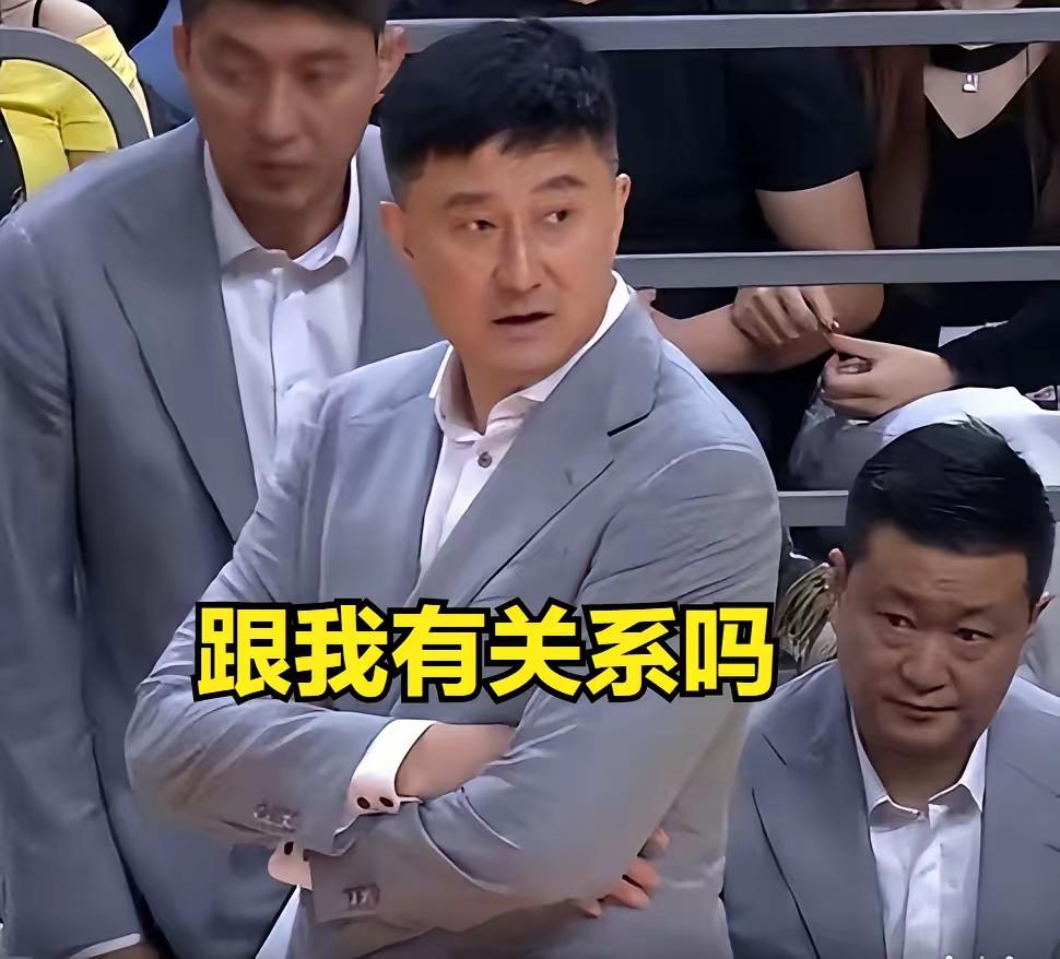 这位媒体人发表这个消息居然配上了杜峰的图片，看来是若有所指呀？传闻说中国篮协将对