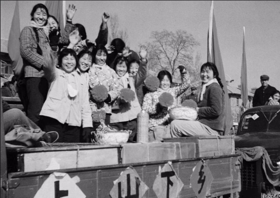 1968年，15名来自于北京的知青来到了陕北延安赵家河，村里的小学老师赵四海由于