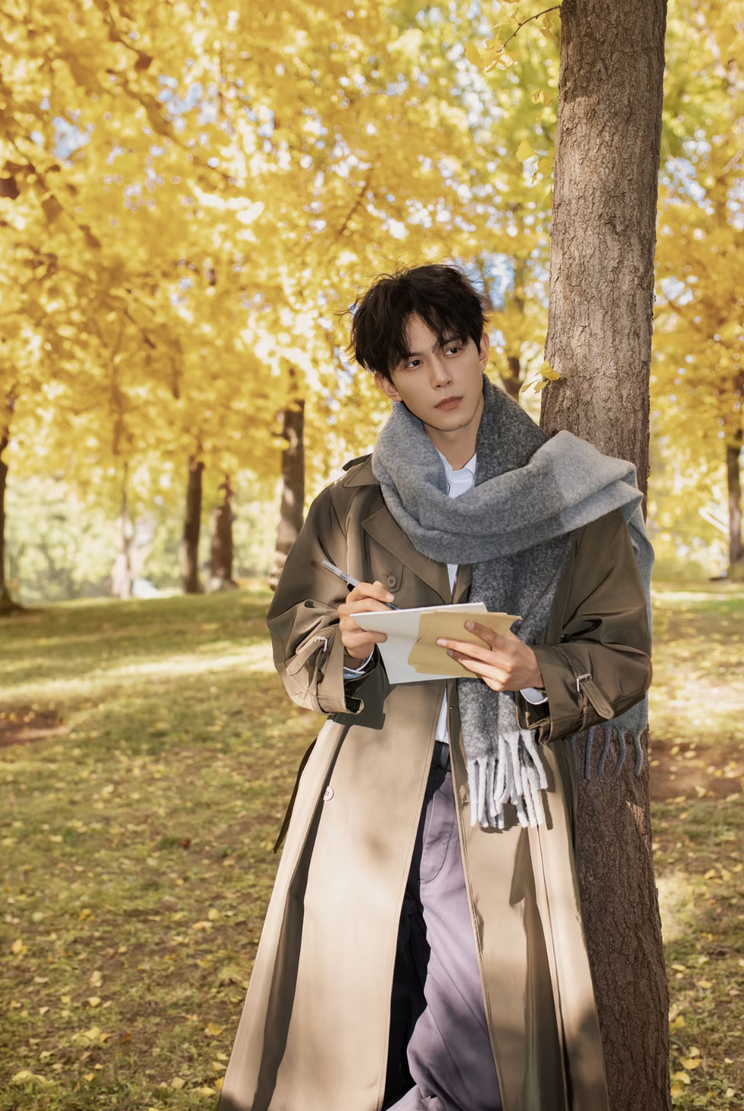 邓凯出道8年依然有新人美 下班那段路他走了很久，因为每个方向都有人。左边打完招呼