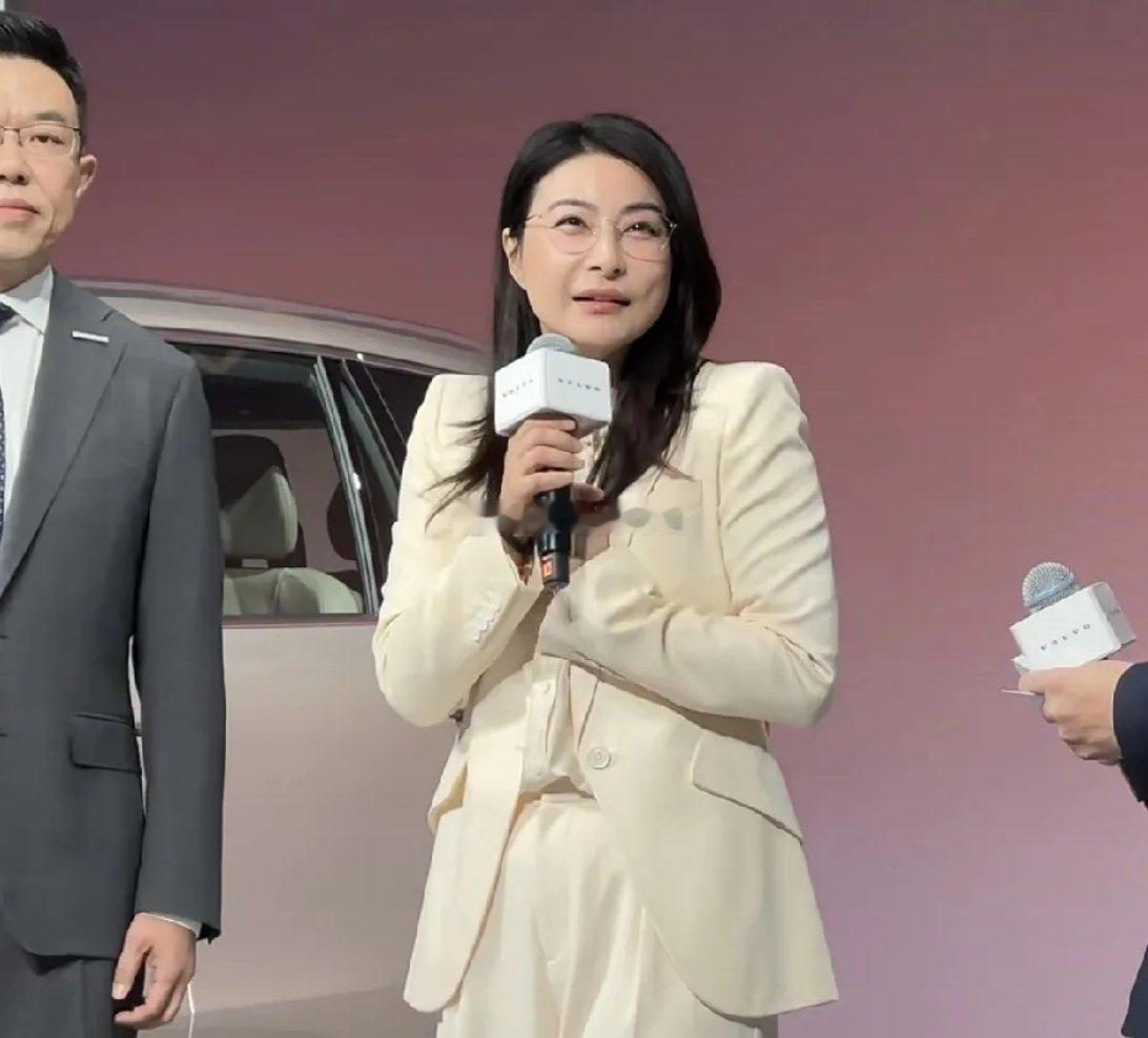 跳水女皇郭晶晶今天现身广州车展，一身白色西服套装尽显优雅大气。当天郭晶晶披着长发