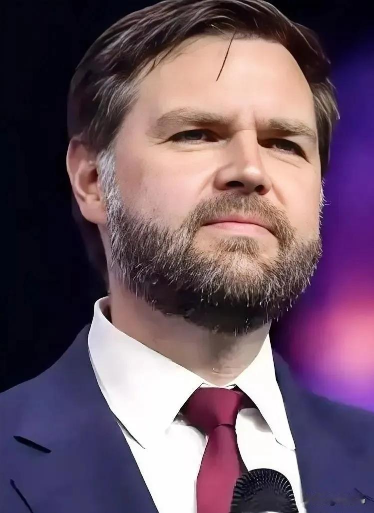 万斯曾经直接放话：如果中国把美国超了，别怨中国，得怨美国领导人自己太蠢。我就想问