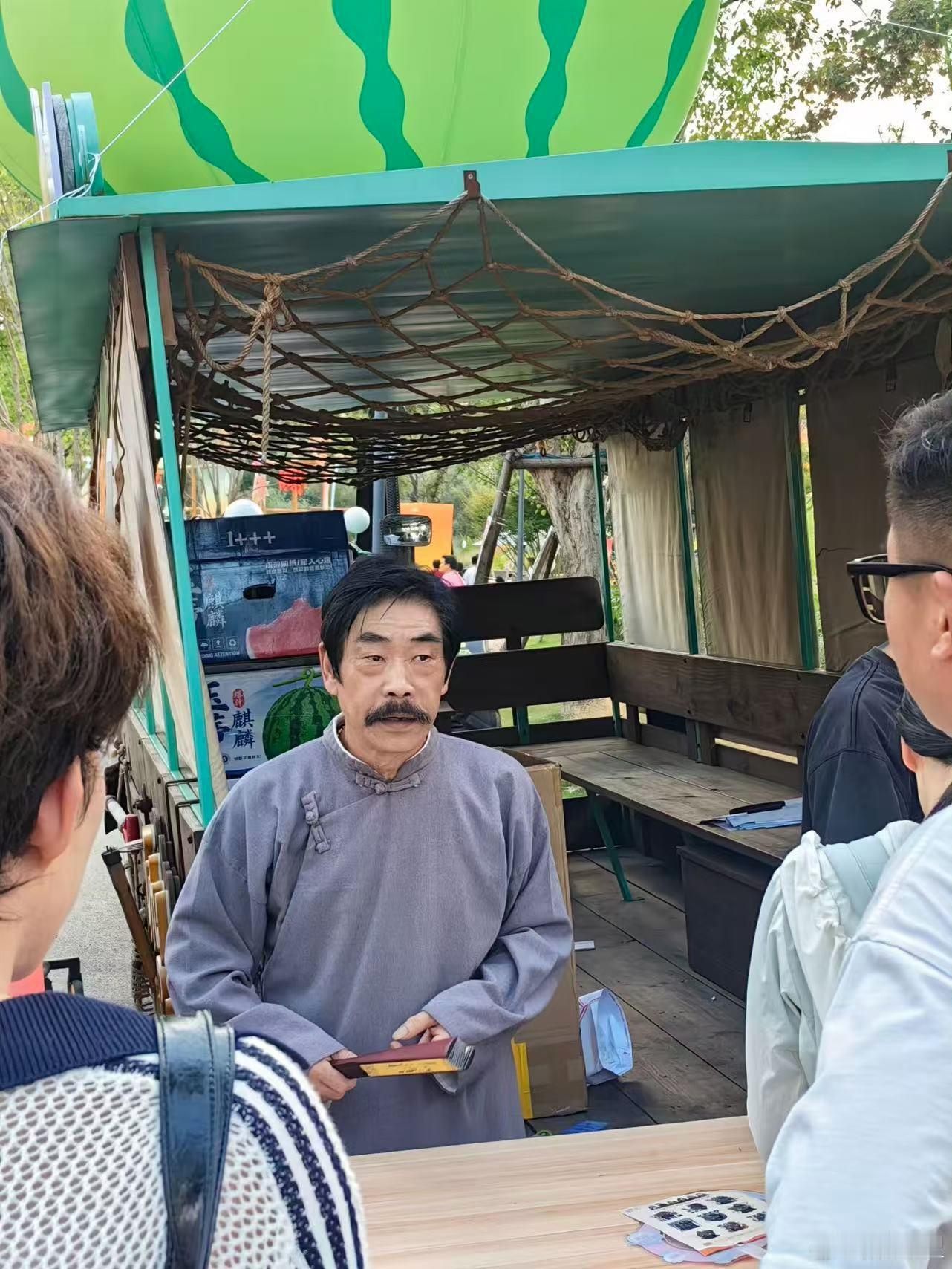 鲁迅先生浑身自带有一身正气鲁迅先生文字锋利有力量，浑身自带凛然正气。以笔为刃剖析
