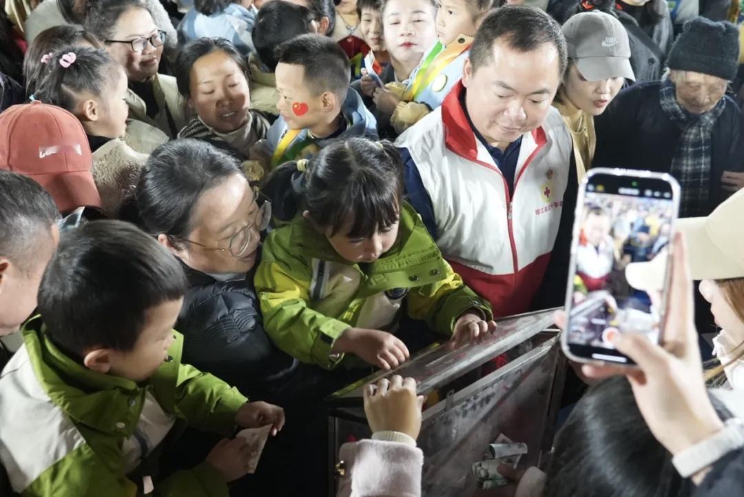 “别人帮过我们现在换我帮别人”

在这个充满善意与温暖的时刻，榕江县的天空似乎也