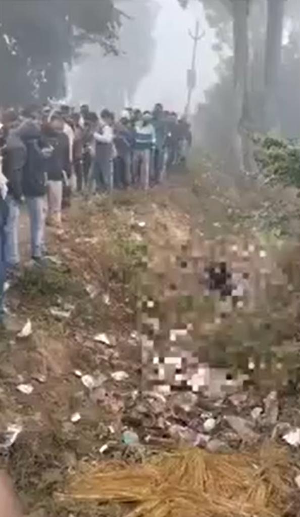 在雾气弥漫的坎瑙杰公路边上发现的一具女性焦尸，怀疑其死于强奸和谋杀，并批评北方邦