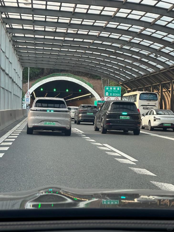 她一开始在理想L9上搭载的智驾小蓝灯现在慢慢开始普及，路上已经开始小蓝灯满天飞了