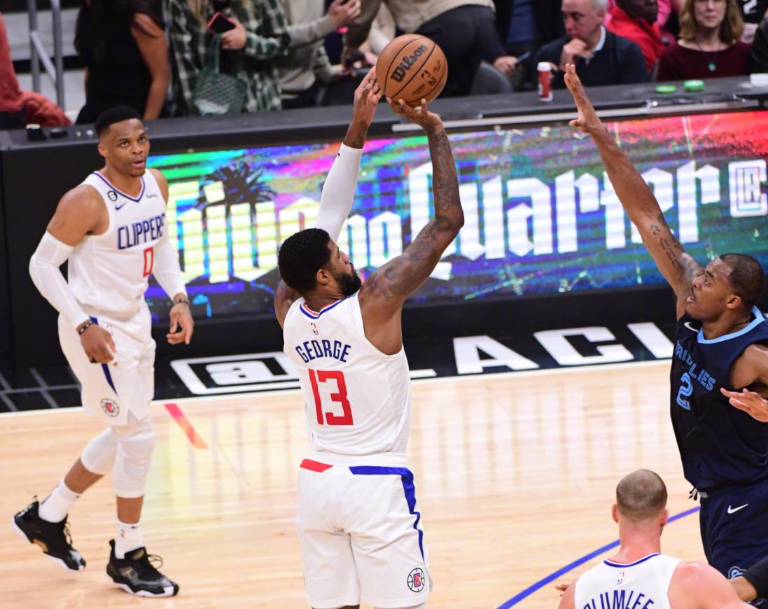 快船结束5连败！威少9分4失误，为了能让兄弟留队，乔治砍42+11拼了
北京时间