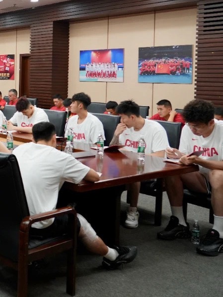 张镇麟[超话]  金金去国家队报道啦（照片为6月14号中国男篮集训队开会） ​​