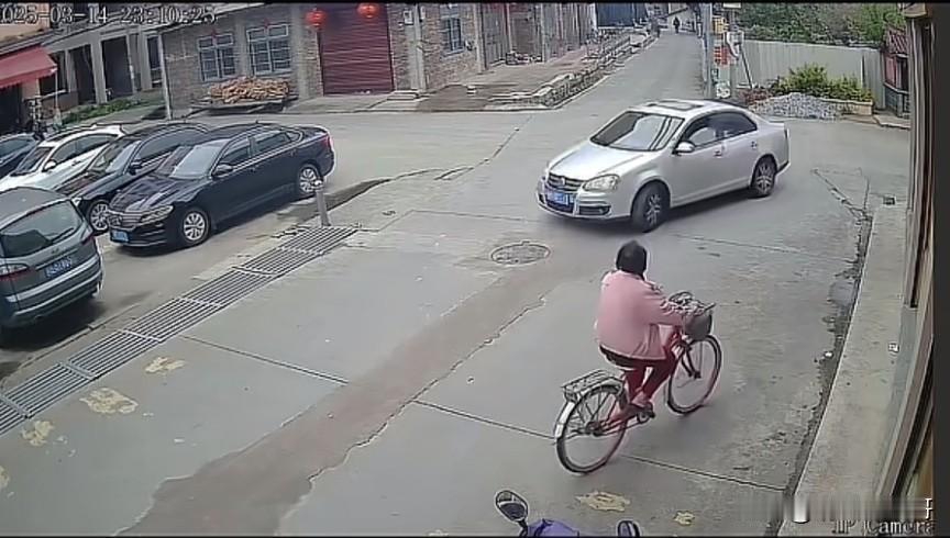 向两个女生索赔22的老人家属已经撤诉，据说是因为全画面的视频发到了网上，大家都认