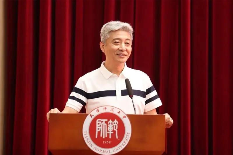 【著名相声演员周炜出席重要活动，参加身份不一般，你怎么看？】
近日，著名相声演员