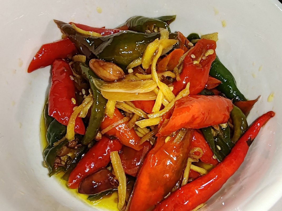 美味可口的腌辣椒简直没谁了[捂嘴哭][捂嘴哭] ​​​