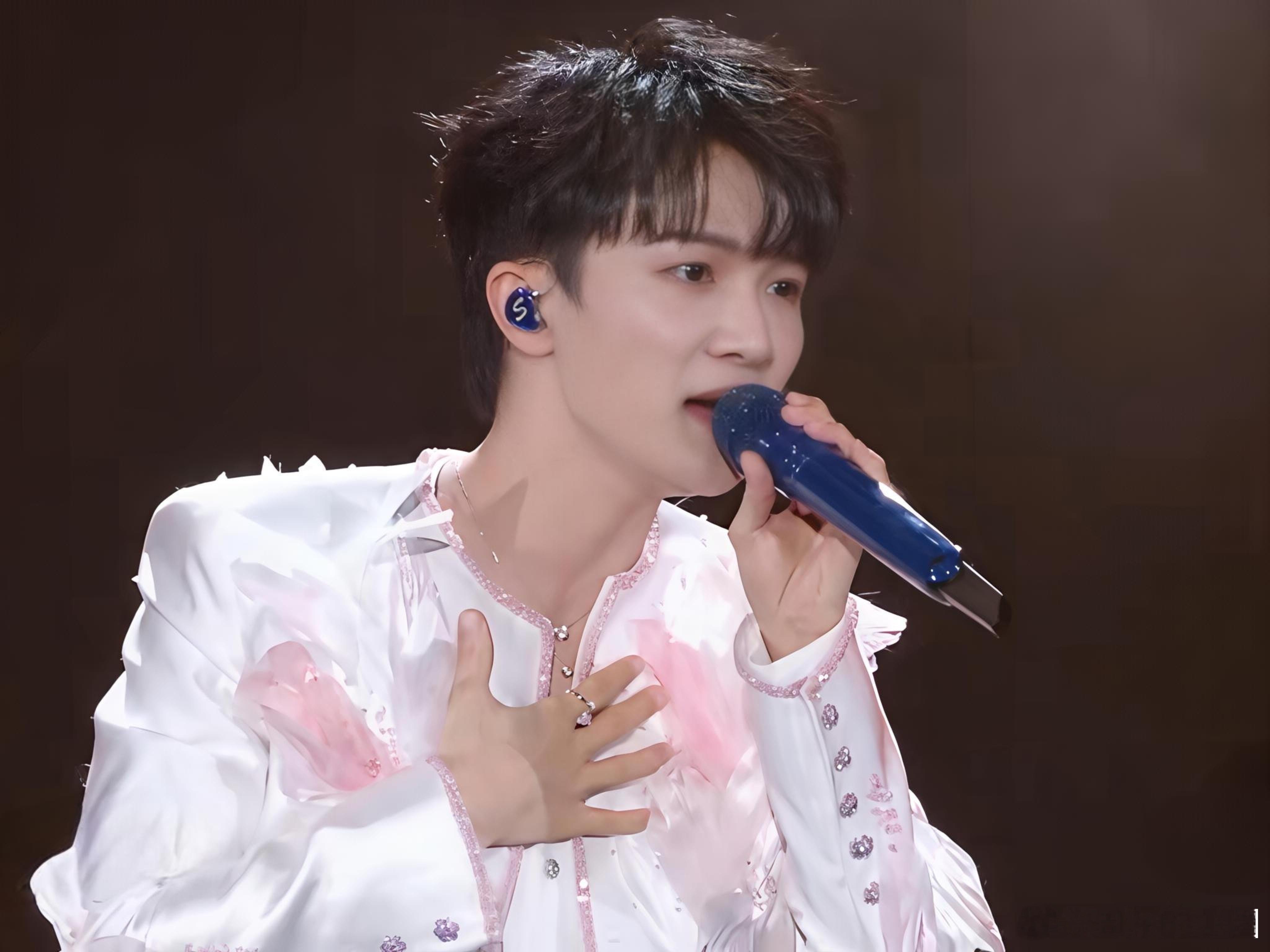 周深   周深王者荣耀世界开服主题曲【圈宝和米说晚安】   灯火映阑珊，   相