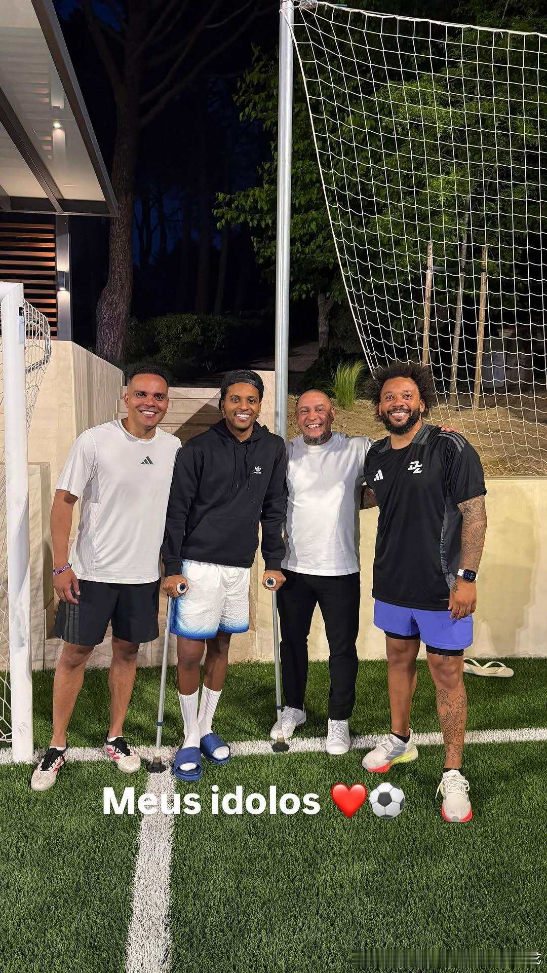 “我的偶像们”左后卫名宿们卡洛斯与马塞洛去看望了罗德里戈罗德里戈皇马