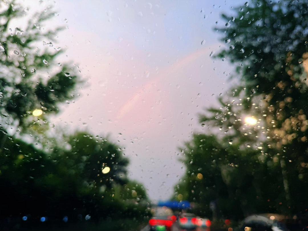 周末归途。🌧️🌈 