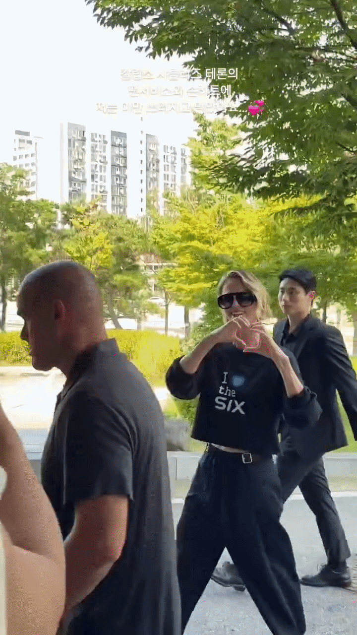 抵达韩国的Charlize Theron查理兹塞隆发来比心攻击🫶🫰💗💕 