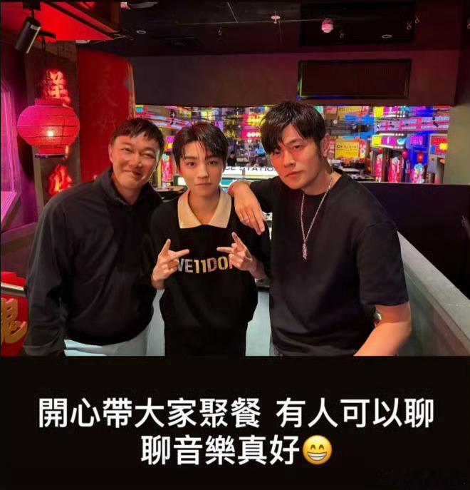 周杰伦陈奕迅王俊凯一起聊音乐周杰伦晒与王俊凯合照周董在演出后台直接晒出和王俊凯 