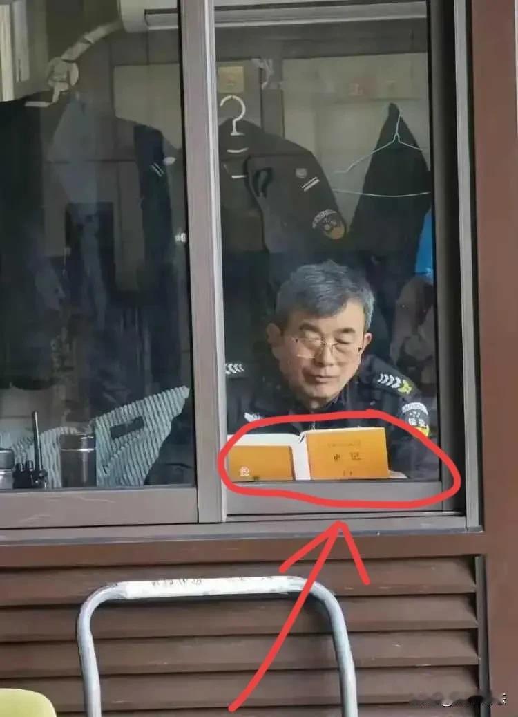 被保安耽误的历史学家，[捂脸]

为了生计不得已放弃名牌大学学业，选择做保安。[