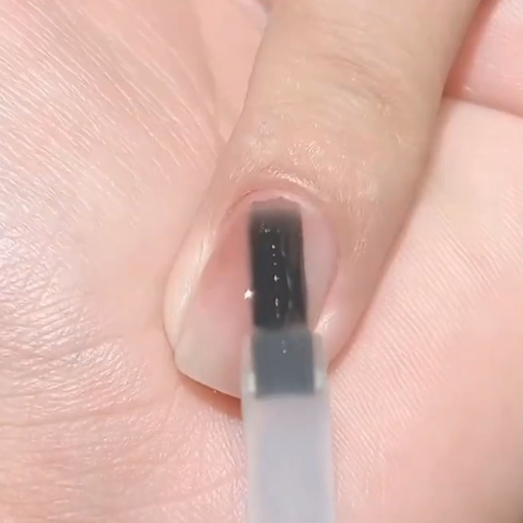 自从做了腮红晕染美甲，我出门连口红都省了，今天和姐妹约会，她盯着我的手看了半天，