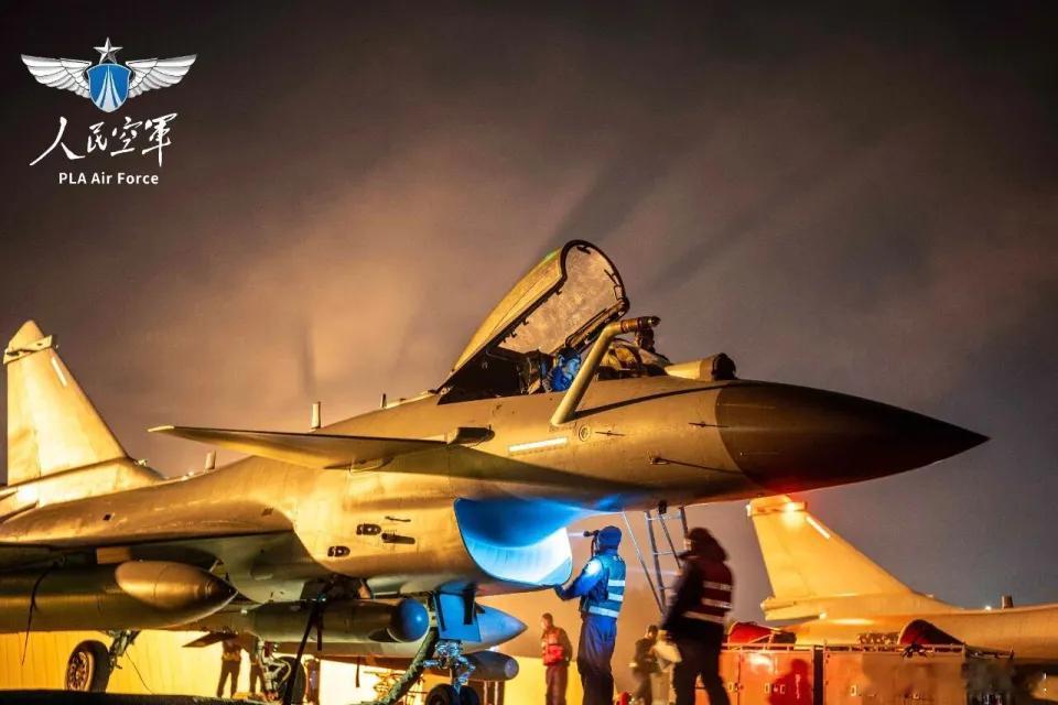 保障先行！砺剑长空，保障先行。从日落到日出，从星夜到白昼，官兵们以“时时放心不下