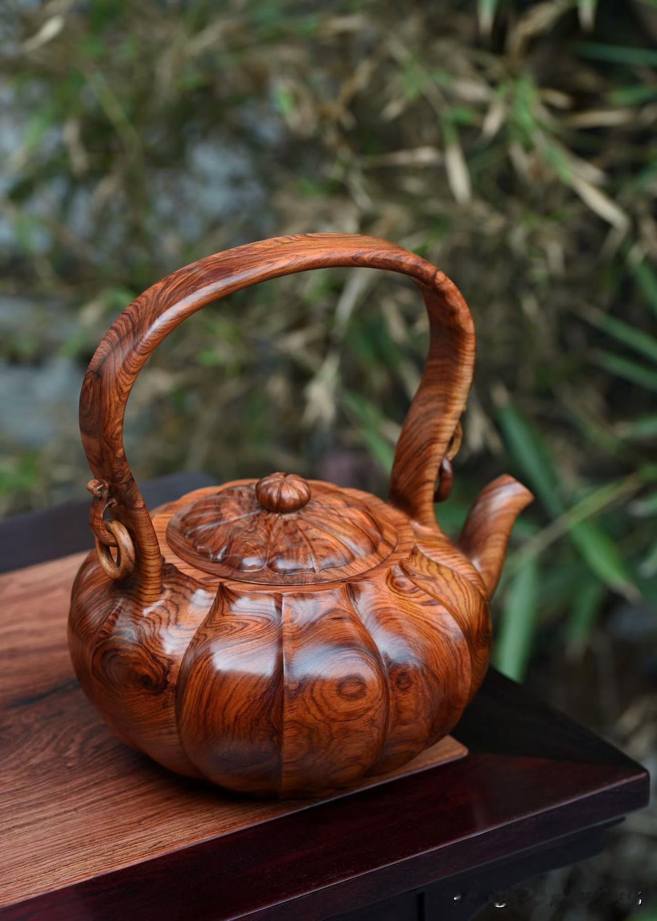 圆润的器型，总有一种让人慢下来的感觉。

百年油梨老料做成南瓜提梁壶，壶身饱满，