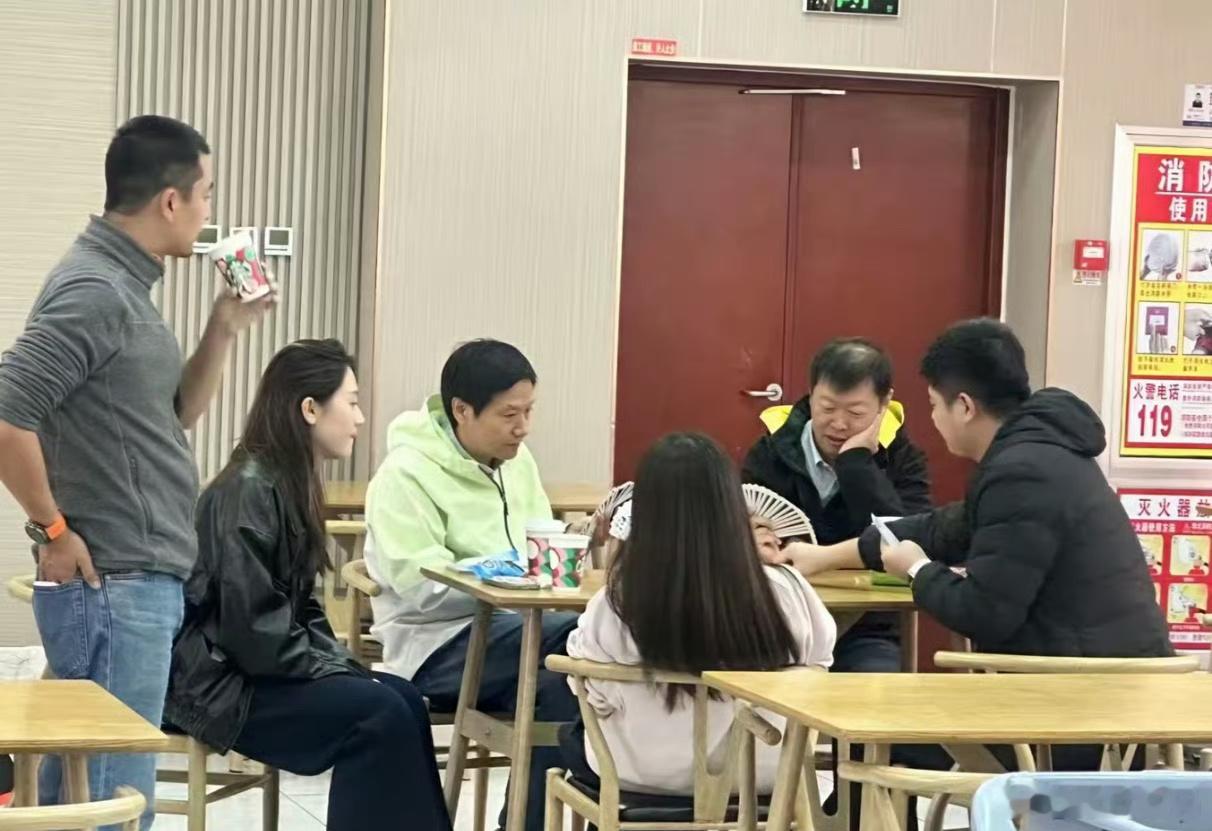 雷总被拍到在服务区打牌？四个人？不知道雷总喜欢玩什么[doge] 