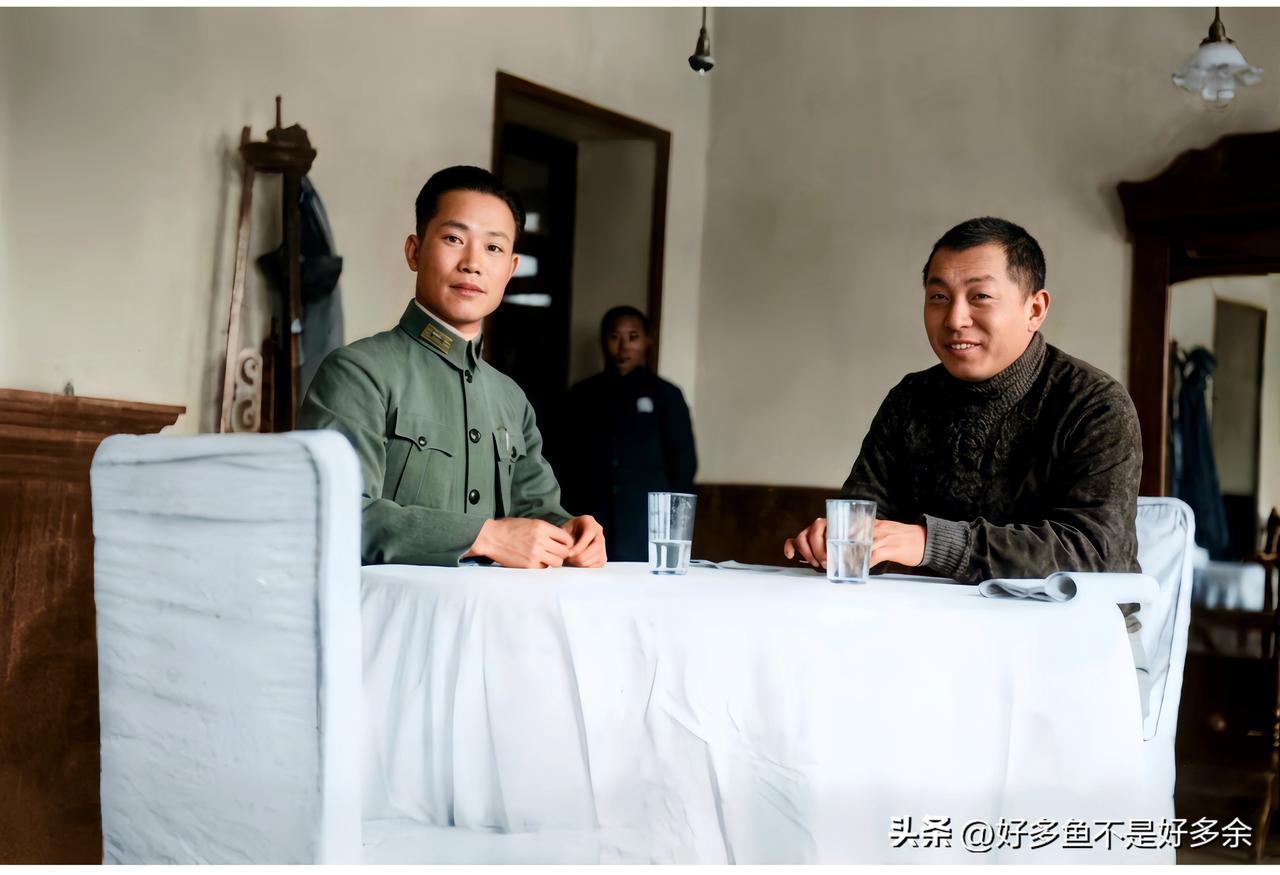 这是西安事变前夕陈诚与少帅张学良围坐在桌子旁留下的一张合影老照片，大家都好好看看