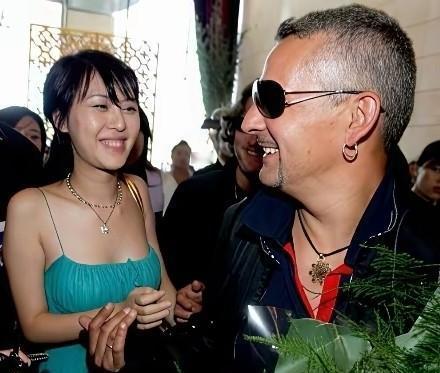 吊带滑落肩头，她张开双臂扑向巴乔——嘴唇几乎贴上脸颊。
闪光灯疯了。
三十岁的差