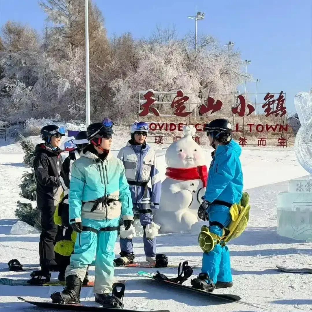 高瀚宇在长春滑雪场直接摔成大字型，镜头怼脸他还在笑，说腿抖到像踩电门。
武大靖在