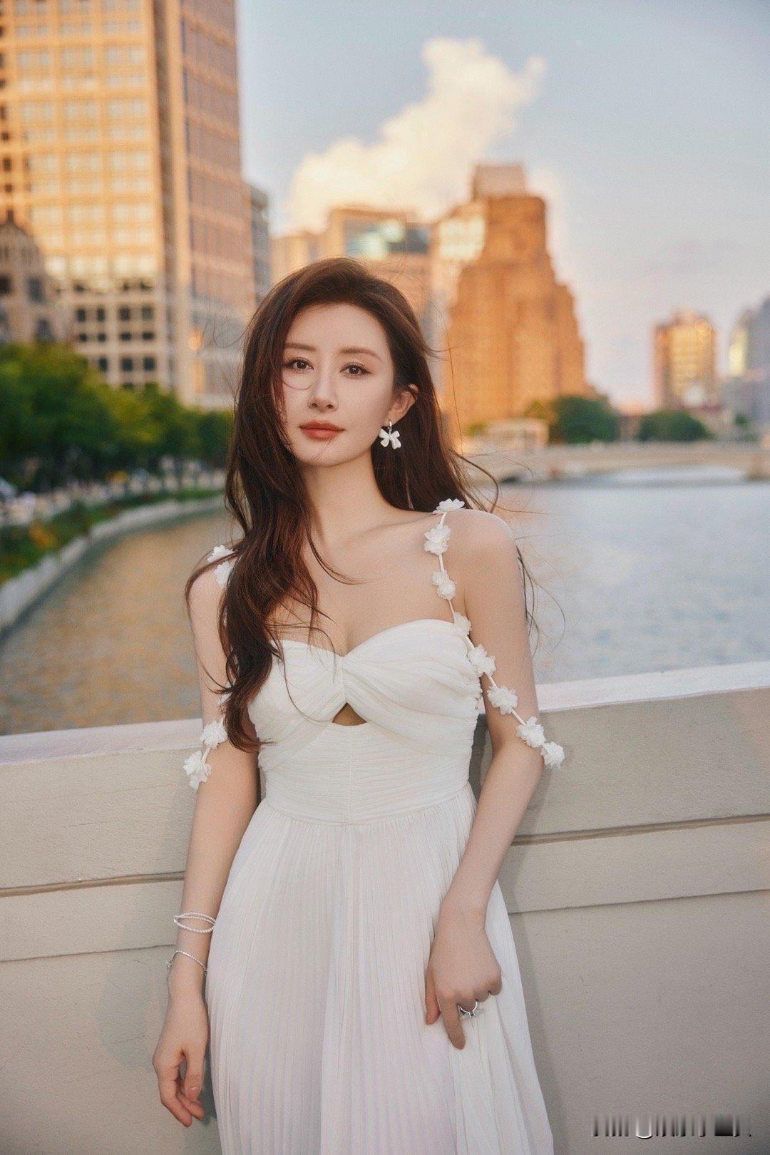 舒畅这身白裙真浪漫优雅，气质太美了。