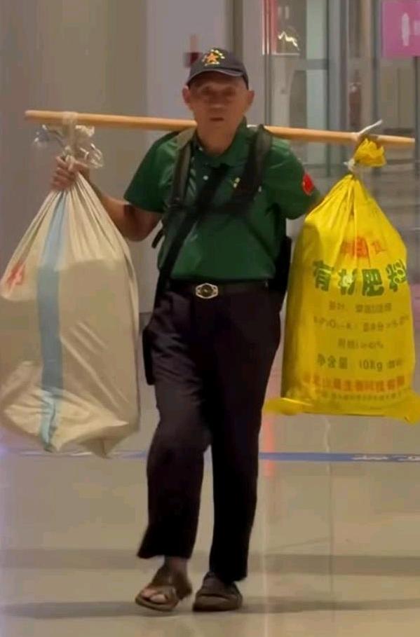 73岁老人带着土特产坐30个小时的车去看儿子，不料在等儿子来接他的时候，他竟坐在