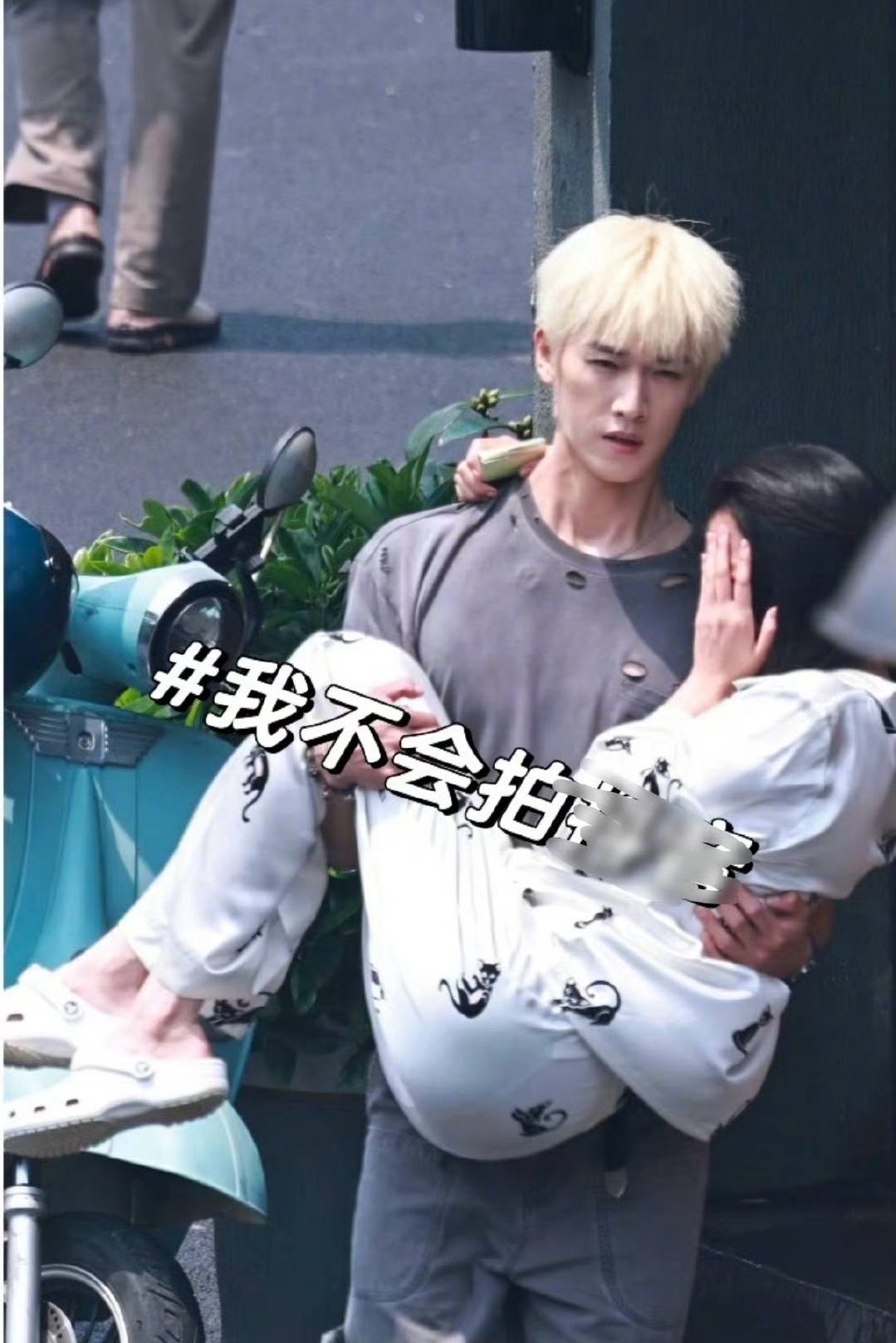 李昀锐公主抱关晓彤路透，男友力Max！[哆啦A夢吃驚][哆啦A夢吃驚][哆啦A夢