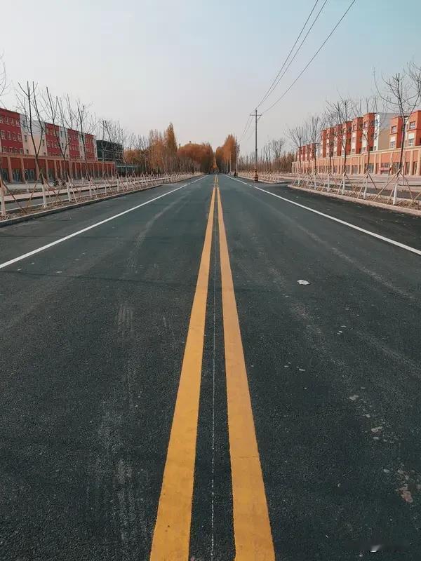 刚通车一年半的路为何坑槽连片 刚通车才一年半的路，咋就坑槽连片了呢？才一年半啊，